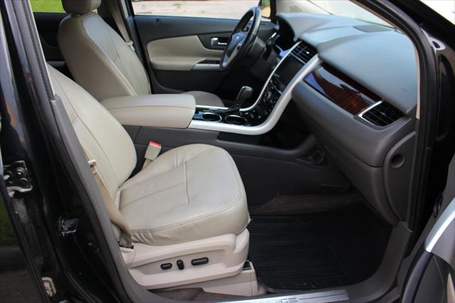 Photo of 2013 Tuxedo Black Metallic Ford Edge