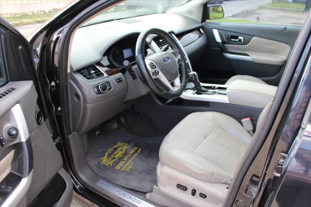Photo of 2013 Tuxedo Black Metallic Ford Edge