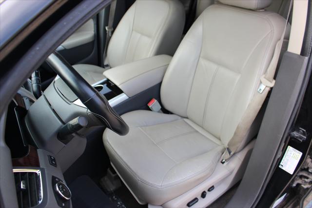 Photo of 2013 Tuxedo Black Metallic Ford Edge