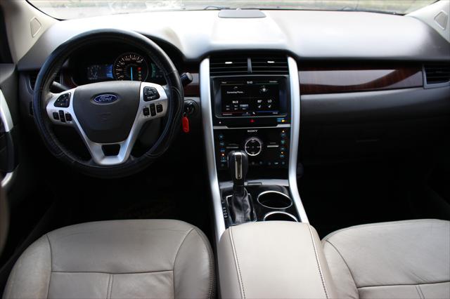 Photo of 2013 Tuxedo Black Metallic Ford Edge