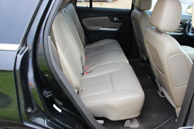 Photo of 2013 Tuxedo Black Metallic Ford Edge