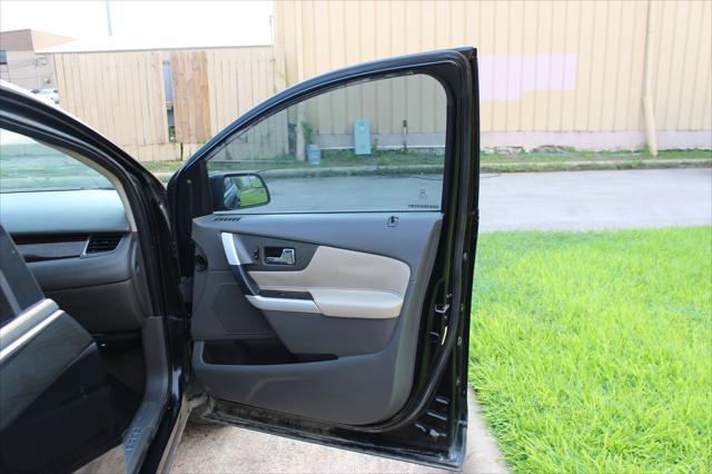 Photo of 2013 Tuxedo Black Metallic Ford Edge