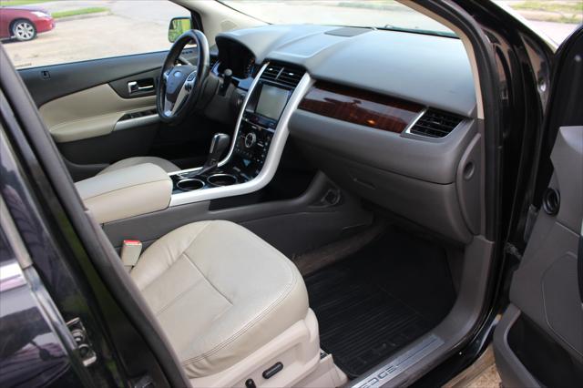Photo of 2013 Tuxedo Black Metallic Ford Edge