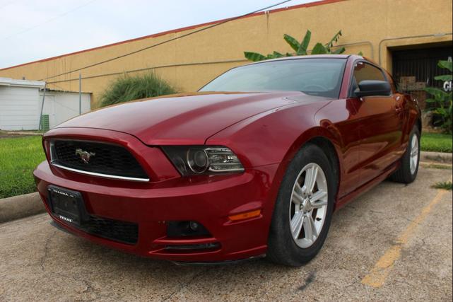 Photo of 2014 Red Ford Mustang