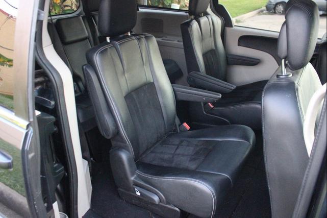 Photo of 2014 True Blue Pearlcoat Dodge Grand Caravan
