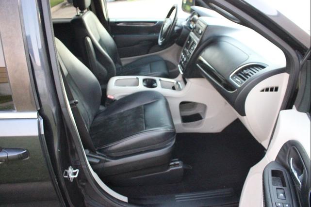Photo of 2014 True Blue Pearlcoat Dodge Grand Caravan