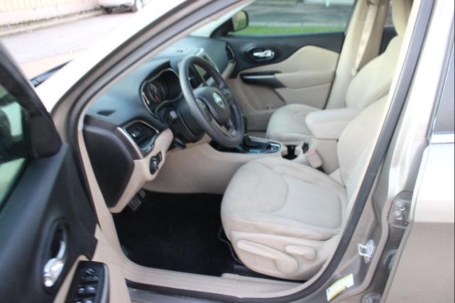 Photo of 2019 Gray Jeep Cherokee