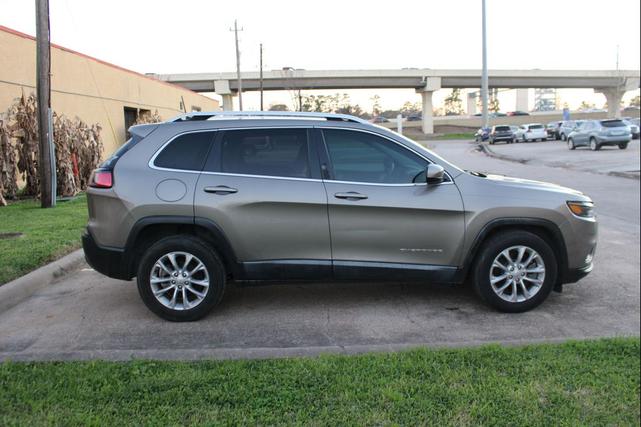 Photo of 2019 Gray Jeep Cherokee