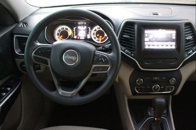 Photo of 2019 Gray Jeep Cherokee