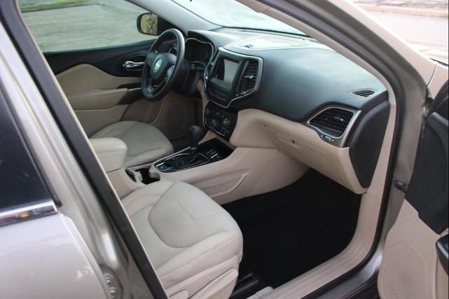 Photo of 2019 Gray Jeep Cherokee