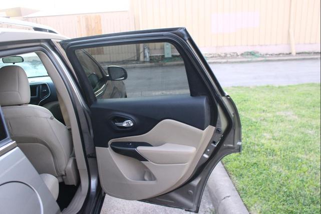 Photo of 2019 Gray Jeep Cherokee
