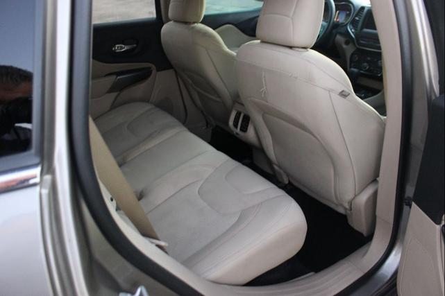 Photo of 2019 Gray Jeep Cherokee