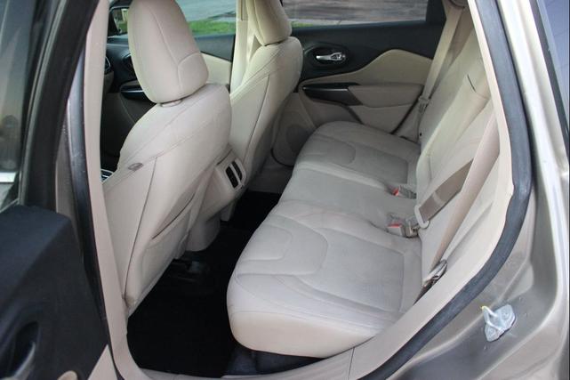 Photo of 2019 Gray Jeep Cherokee
