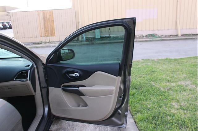 Photo of 2019 Gray Jeep Cherokee