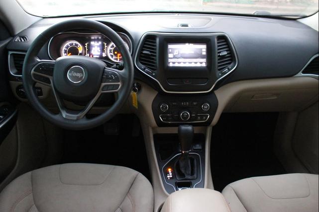 Photo of 2019 Gray Jeep Cherokee