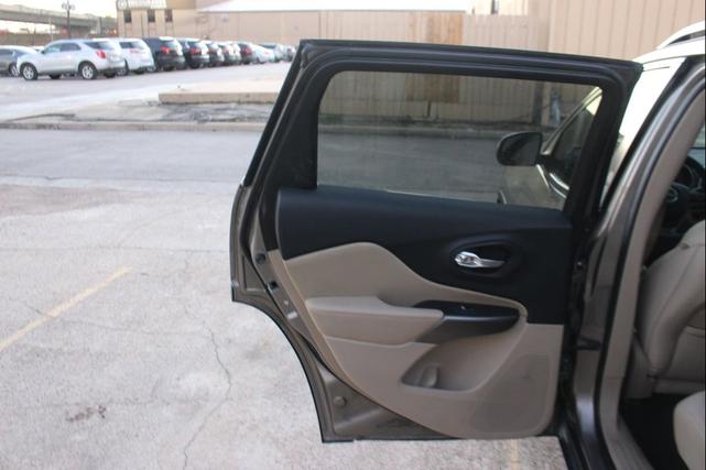 Photo of 2019 Gray Jeep Cherokee