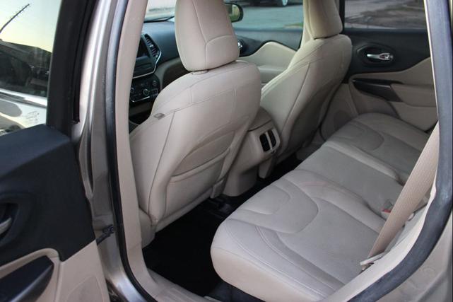Photo of 2019 Gray Jeep Cherokee