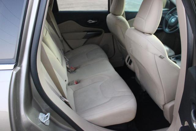 Photo of 2019 Gray Jeep Cherokee