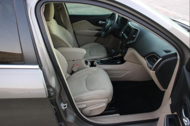 Photo of 2019 Gray Jeep Cherokee