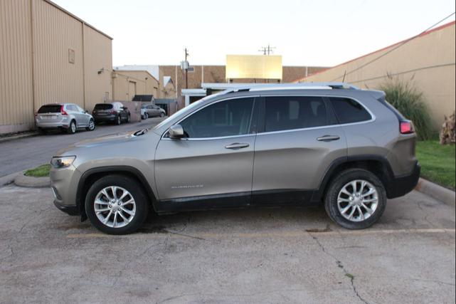 Photo of 2019 Gray Jeep Cherokee