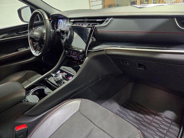 Photo of 2022 Metallic Jeep Grand Cherokee