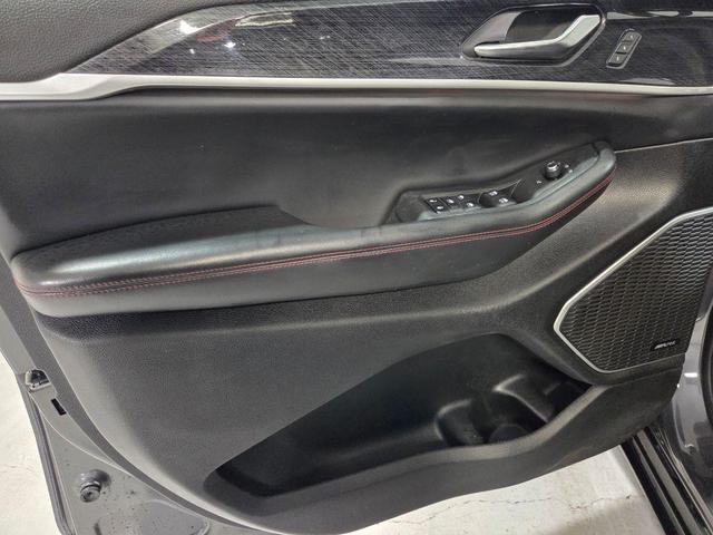 Photo of 2022 Metallic Jeep Grand Cherokee