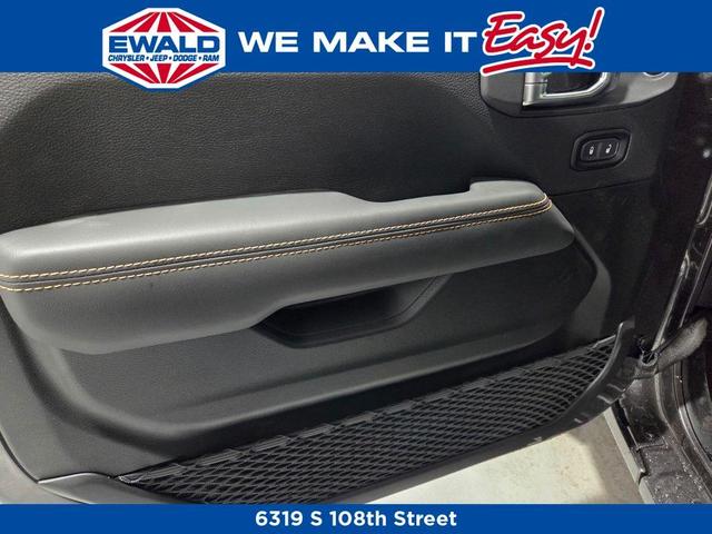 Photo of 2025 Granite Crystal Clearcoat Metallic Jeep Wrangler
