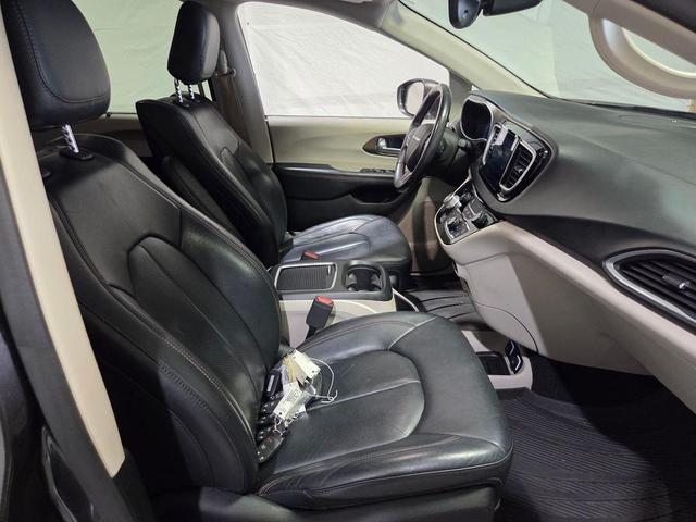 Photo of 2017 Granite Crystal Clearcoat Metallic Chrysler Pacifica