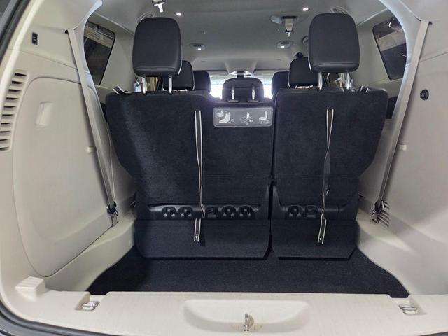 Photo of 2017 Granite Crystal Clearcoat Metallic Chrysler Pacifica