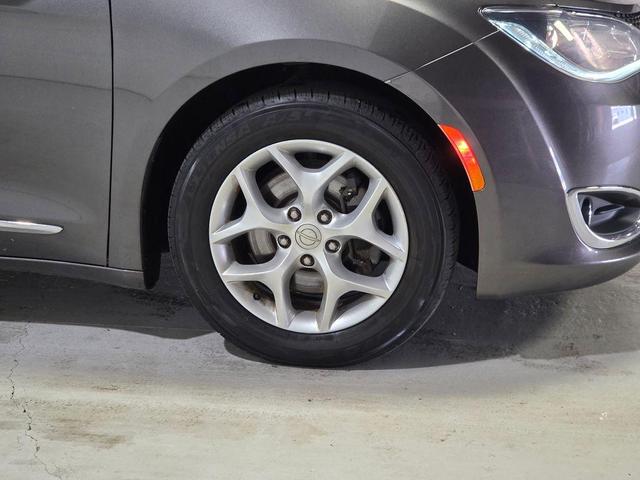 Photo of 2017 Granite Crystal Clearcoat Metallic Chrysler Pacifica