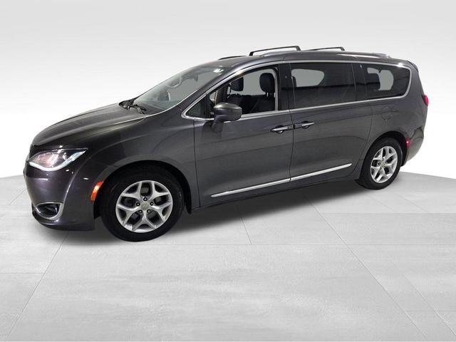 Photo of 2017 Granite Crystal Clearcoat Metallic Chrysler Pacifica