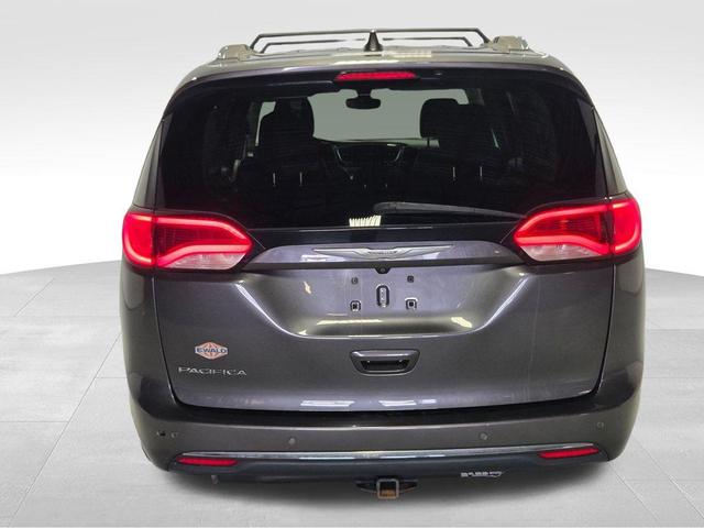 Photo of 2017 Granite Crystal Clearcoat Metallic Chrysler Pacifica