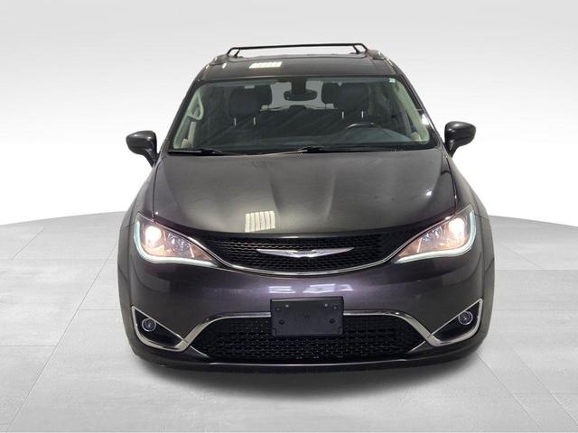 Photo of 2017 Granite Crystal Clearcoat Metallic Chrysler Pacifica