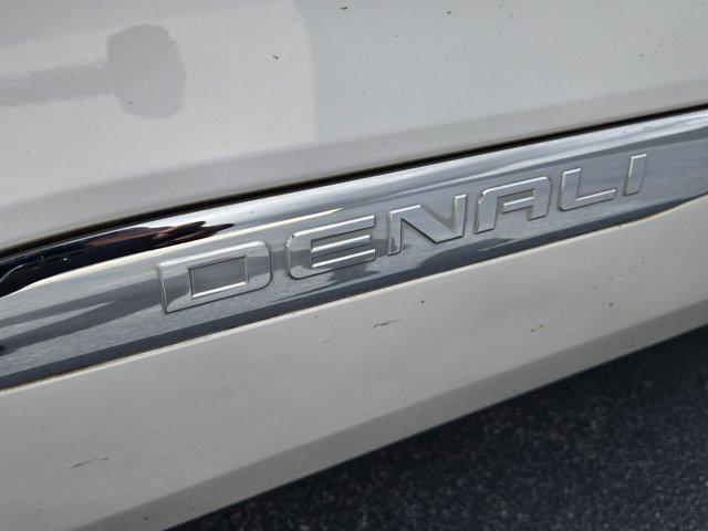 Photo of 2019 White Frost Tricoat GMC Acadia
