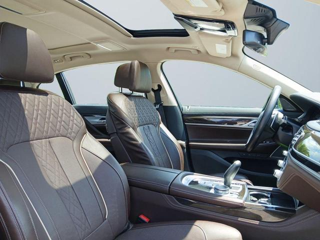 Photo of 2022 Black Sapphire Metallic BMW 740