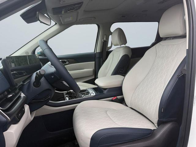 Photo of 2026 Snow White Pearl Kia Carnival