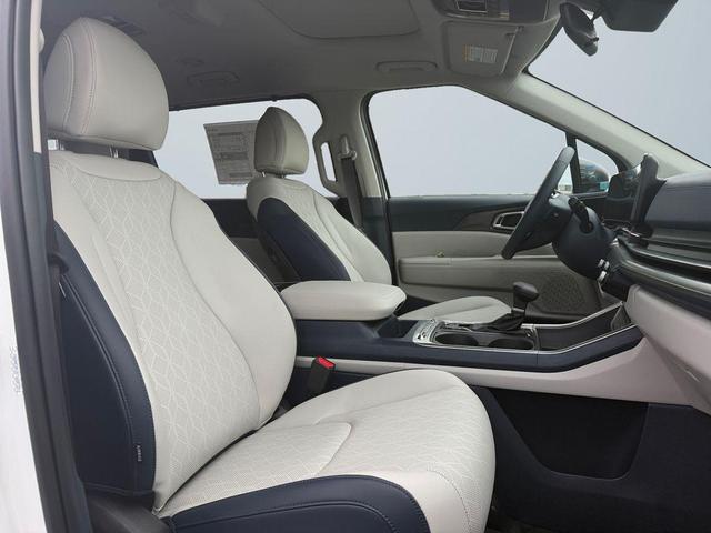 Photo of 2026 Snow White Pearl Kia Carnival