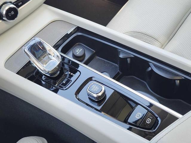 Photo of 2023 Bright Dusk Metallic Volvo XC60