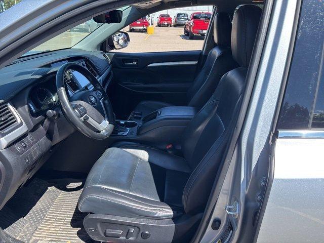 Photo of 2019 Silver Toyota Highlander