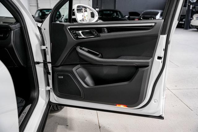 Photo of 2020 Carrara White Metallic Porsche Macan