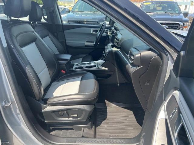Photo of 2022 Silver Metallic Ford Explorer