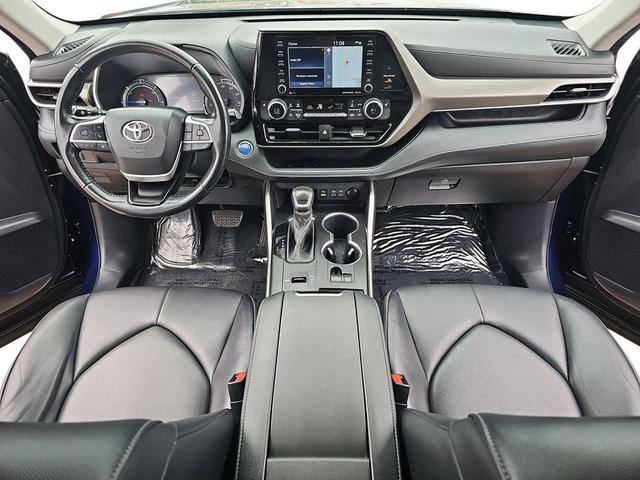 Photo of 2022 Midnight Black Metallic Toyota Highlander Hybrid