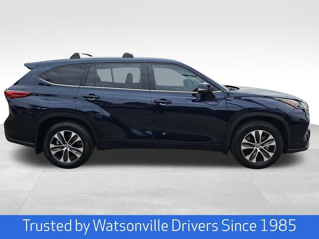 Photo of 2022 Midnight Black Metallic Toyota Highlander Hybrid