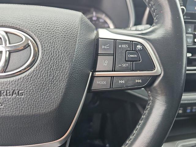 Photo of 2022 Midnight Black Metallic Toyota Highlander Hybrid
