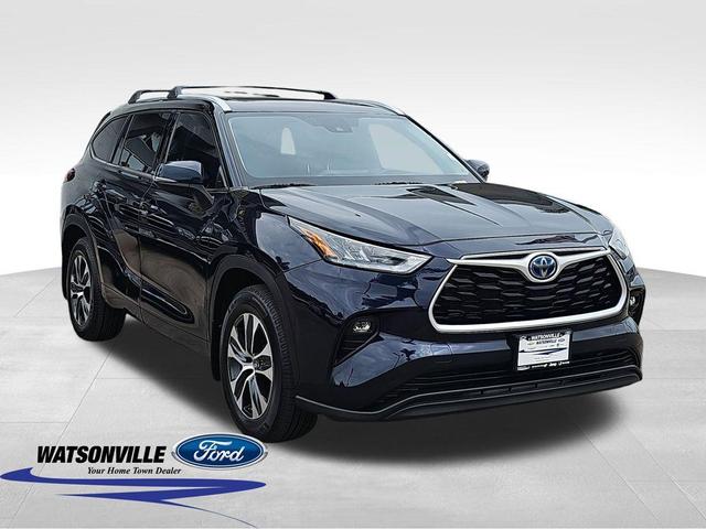 Photo of 2022 Midnight Black Metallic Toyota Highlander Hybrid