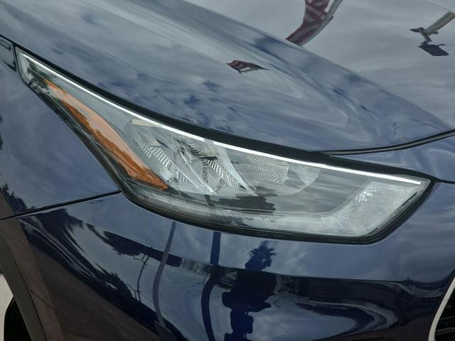Photo of 2022 Midnight Black Metallic Toyota Highlander Hybrid