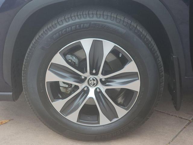 Photo of 2022 Midnight Black Metallic Toyota Highlander Hybrid