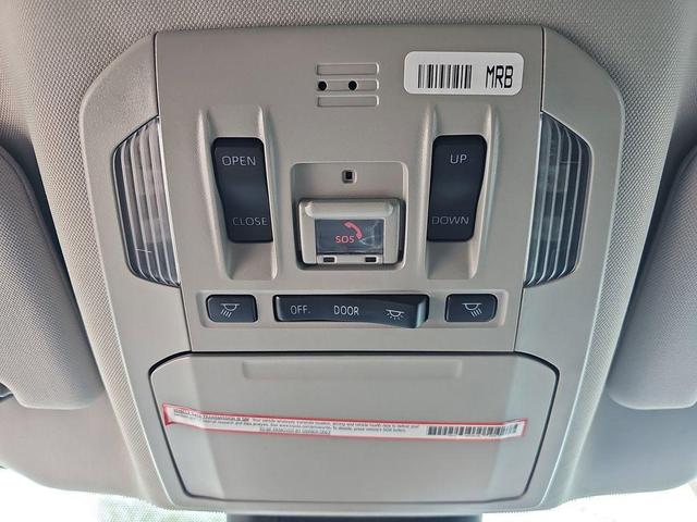 Photo of 2022 Midnight Black Metallic Toyota Highlander Hybrid