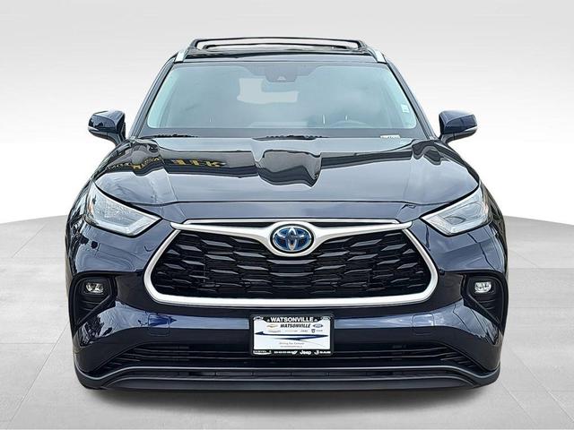 Photo of 2022 Midnight Black Metallic Toyota Highlander Hybrid