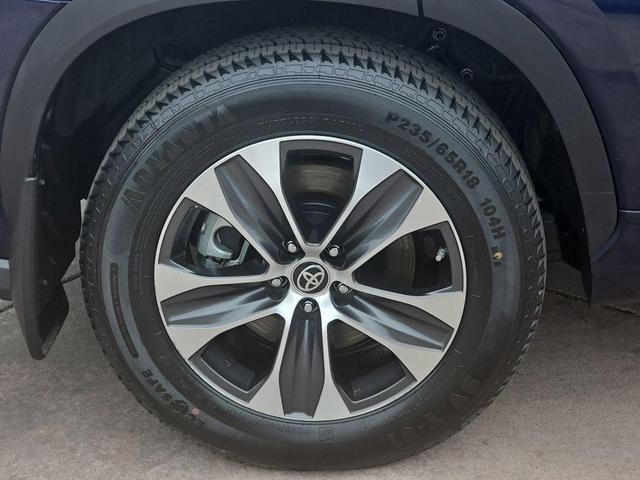 Photo of 2022 Midnight Black Metallic Toyota Highlander Hybrid